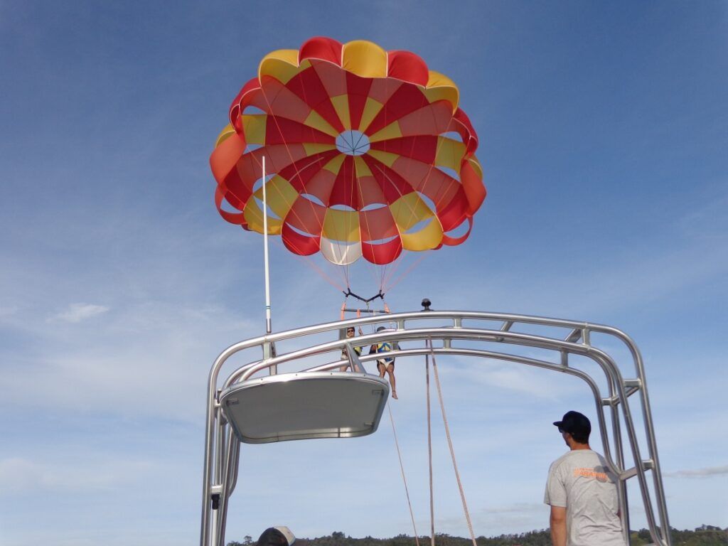 5 Best Places to Do Parasailing in Fiji