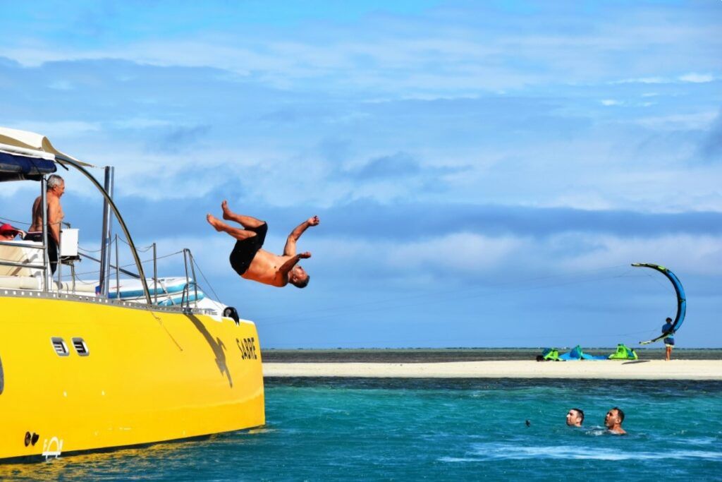 10 BEST Island-Hopping Cruises in Fiji 🏝️ [2025]