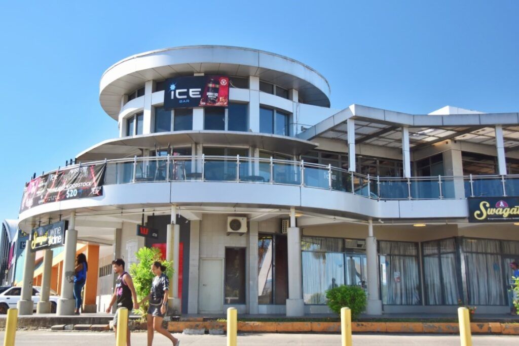 The Ultimate Guide to the Fiji Nightlife + Happy Hour List 🍸 [2025]