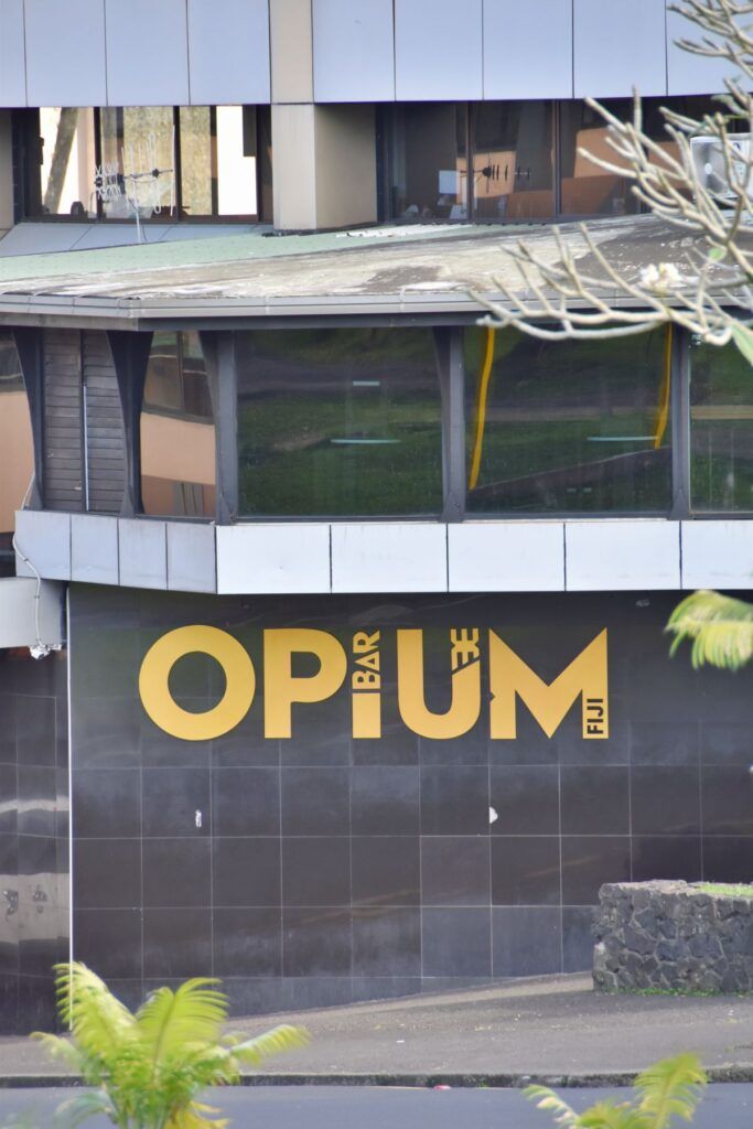 The Ultimate Guide to the Fiji Nightlife + Happy Hour List 🍸 [2025]