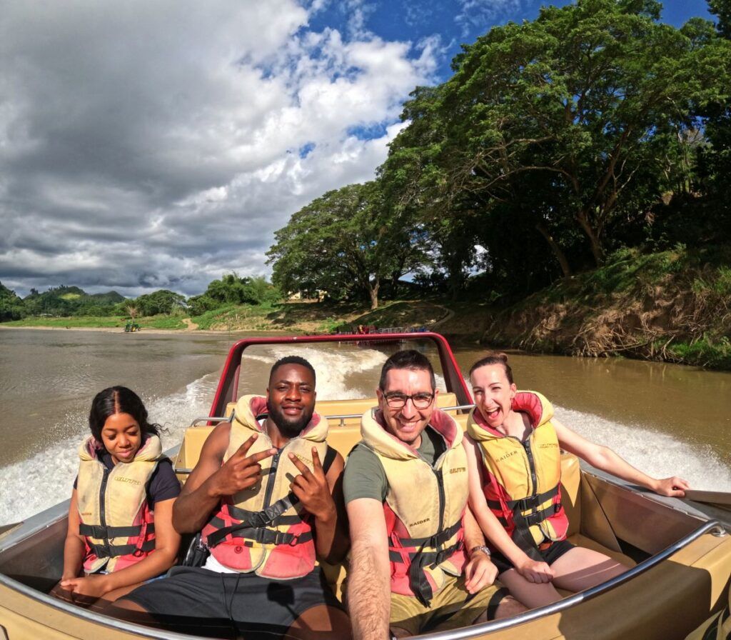 10 BEST Day Cruises in Fiji 🏝️ [2025]